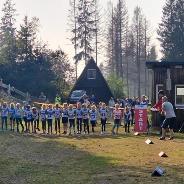 - Herbstcrosslauf Goldlauter 18.09.2024 - Wir als Verein Danken euch, liebe Sportlerinnen und Sportler, dass ihr so zahlreich an unserem Wettkampf teilgenommen habt. 🏆 Besonders unsere Jüngsten aus der „Armeisen Gruppe“ konnten sich einige starke Kopf an Kopf Rennen leisten. Uns als Verein bereitet es eine große Freude viele strahlende Gesichter zu sehen. 😃 Sport frei