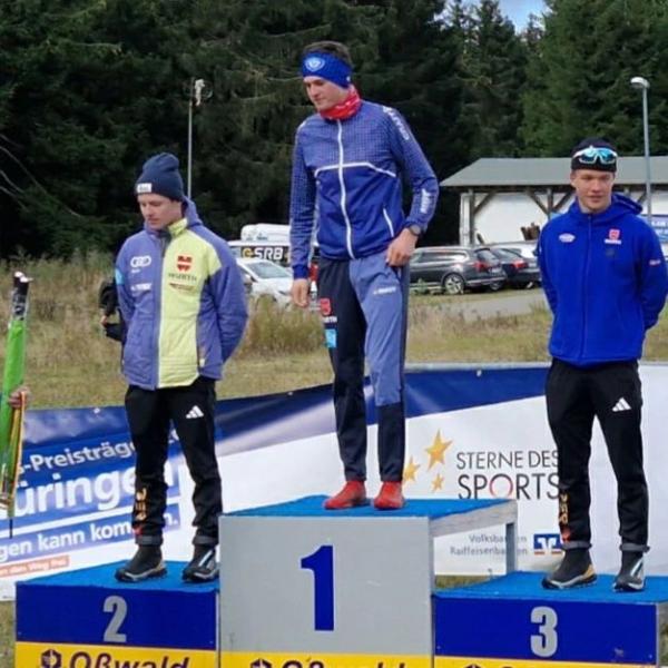 Traditionelle Herbst ZLK in Oberhof- auch zahlreiche SWV Nachwuchsathleten waren wieder am Start - mit Erfolg und guten Plätzen. Besonders hervorzuheben sind die zwei 🥉🥉von @milan.neukirchner in der U20 im Skihallensprint und im Cross und natürlich der 🥇 von @finnxc08 im Rollern in der U18. Auch @tom.wgnr macht mit gesamt-Platz 7 ein starkes Rennen beim Rennsteig- Skirollerlauf von Gräfenroda nach Oberhof 🚀. Auch alle anderen SWV-Starter haben gut gekämpft- der Winter kann kommen 💙 #thüringerskiverband #stadtsuhl #langlauflebt #dsv_nordisch